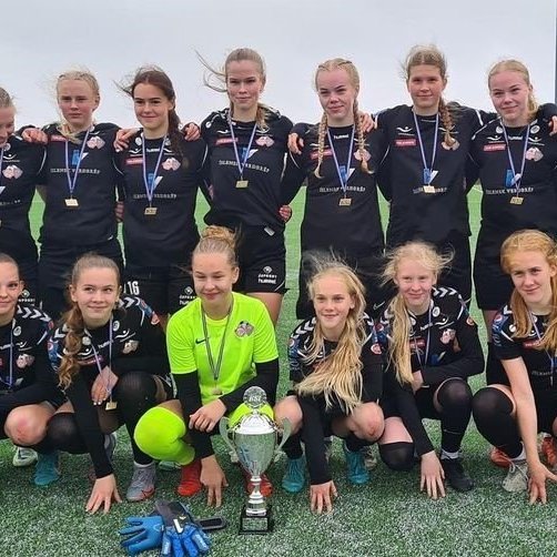 Íslandsmeistararnir að leik loknum í Hafnarfirði í dag.

Fremri röð frá vinstri: Helga Dís Hafsteinsdóttir, Kolfinna Eik Elínardóttir, Tinna Sverrisdóttir, Karlotta Björk Andradóttir, Hildur Anna Birgisdóttir og Arna Rut Orradóttir.

Aftari röð frá vinstri: Pétur Heiðar Kristjánsson, Krista Dís Kristinsdóttir, Emelía Ósk Kruger, Bríet Jóhannsdóttir, Amalía Árnadóttir, Anna Guðný Sveinsdóttir, Ólína Helga Sigþórsdóttir, Júlía Margrét Sveinsdóttir og Birkir Hermann Björgvinsson. Mynd: Erla Ormarsdóttir