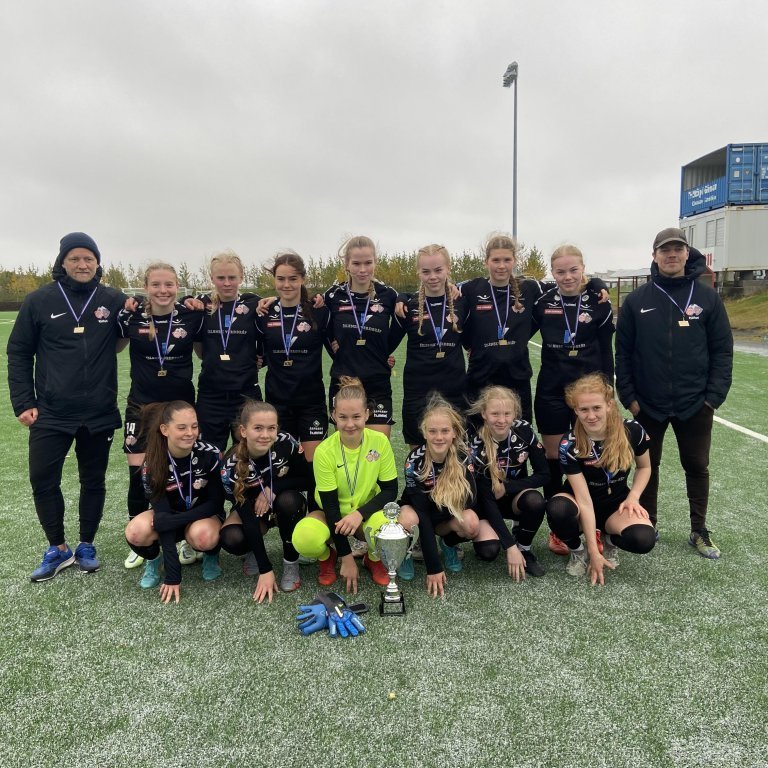 Íslandsmeistararnir að leik loknum í Hafnarfirði í dag.

Fremri röð frá vinstri: Helga Dís Hafsteinsdóttir, Kolfinna Eik Elínardóttir, Tinna Sverrisdóttir, Karlotta Björk Andradóttir, Hildur Anna Birgisdóttir og Arna Rut Orradóttir.

Aftari röð frá vinstri: Pétur Heiðar Kristjánsson, Krista Dís Kristinsdóttir, Emelía Ósk Kruger, Bríet Jóhannsdóttir, Amalía Árnadóttir, Anna Guðný Sveinsdóttir, Ólína Helga Sigþórsdóttir, Júlía Margrét Sveinsdóttir og Birkir Hermann Björgvinsson. Mynd: Erla Ormarsdóttir