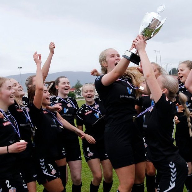 Systurnar og fyrirliðarnir Sigrún Rósa Víðisdóttir or Herdís Agla Víðisdóttir lyfta bikarnum.