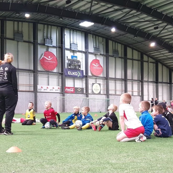 fotboltaskolinn-02