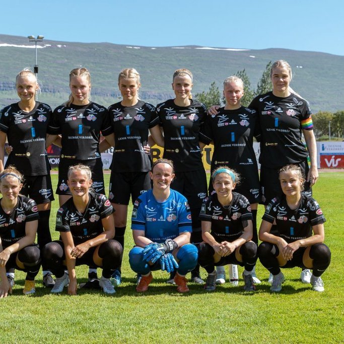 Byrjunarliðið. Fremri röð frá vinstri: Karen María, María Catharina, Harpa, Colleen, Saga Líf. Aftari röð frá vinstri: Jakobína, Margrét, Snædís Ósk, Hulda Karen, Hulda Björg, Arna Sif.