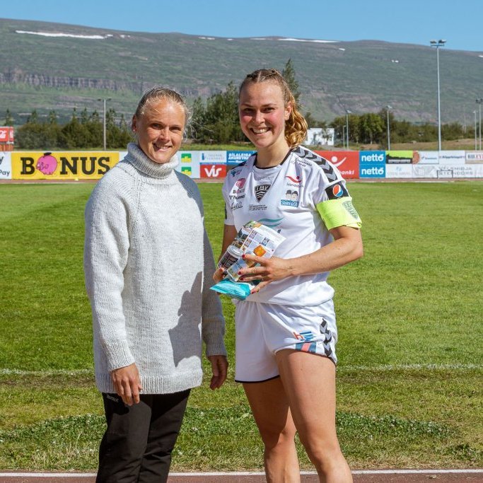 Besti leikmaður ÍBV, Hanna Kallmeier, með verðlaun sem Erla Ormarsdóttir afhenti.