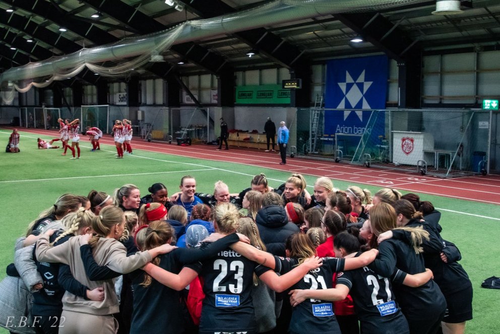 Leikmenn og stuðningsfólk fagna saman að loknum sigri á Þrótti í Lengjubikarnum. Mynd: Egill Bjarni …