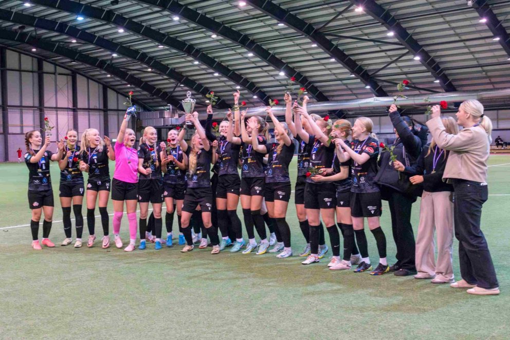 Íslandsbikarinn á loft. Emelía Ósk Krüger, fyrirliði liðs 1 í 2. flokki, hampar Íslandsmeistarabikar…