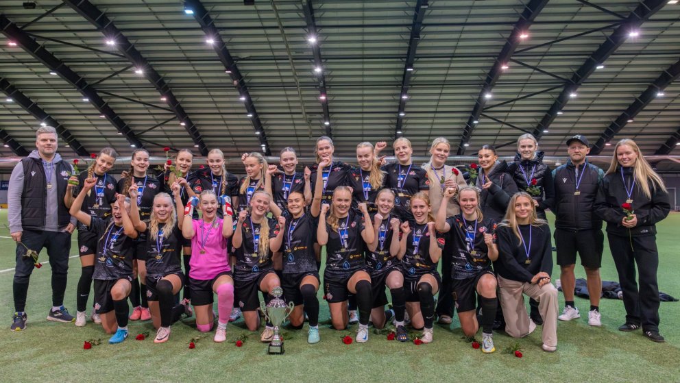 Sigurreifar með bikarinn ásamt þjálfurunum. 

Aftari röð frá vinstri: Jóhann Hreiðarsson þjálfari,…