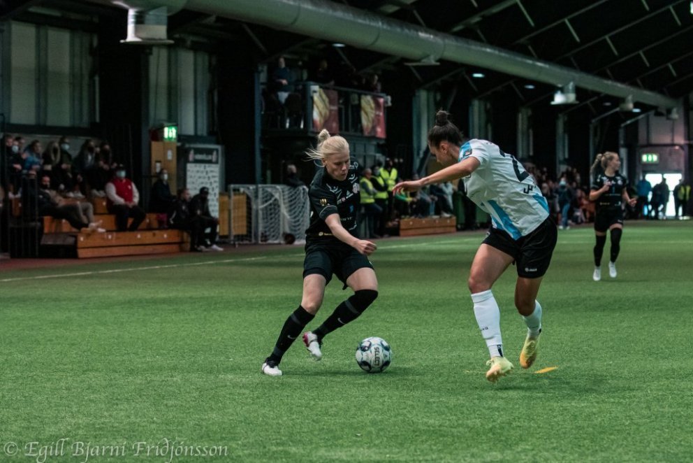 Hulda Ósk Jónsdóttir í baráttu við varnarmann Selfoss í leik liðanna í Boganum í maí í fyrra. Selfos…