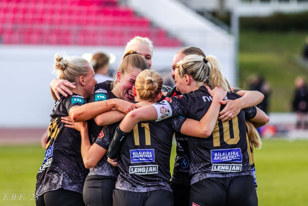 Einlægur fögnuður eftir að Una Móeiður Hlynsdóttir skoraði þriðja markið í uppbótartíma leiksins. My…