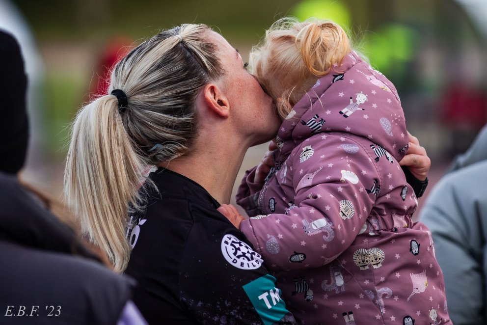 Sandra María Jessen með dótturina Ellu Ylví eftir sigur Þórs/KA gegn Breiðabliki í haust. Mynd: Egil…