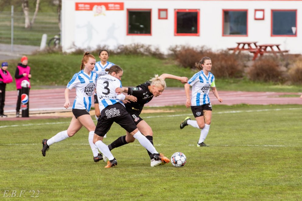 Hulda Ósk Jónsdóttir í baráttu við leikmenn Selfoss í fyrri leik liðanna í Bestu deildinni í sumar. …