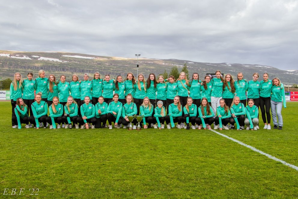 Hópur leikmanna úr 3. flokki stuttu eftir að stelpurnar komu hlaðnar verðlaunum heim af Barcelona Gi&hellip;