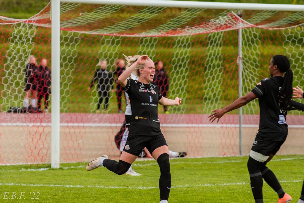 Margrét Árnadóttir og Tiffany McCarty fagna marki Margrétar þegar hún skoraði með glæsilegum skalla …