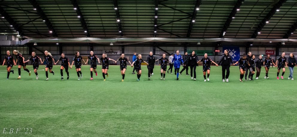 Þór/KA-stelpurnar þakka stuðningsfólkinu fyrir að leik loknum. Mynd: Egill Bjarni Friðjónsson