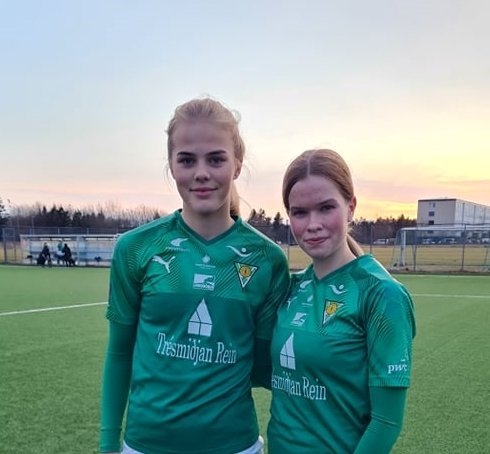 Sonja Björg og Amalía að loknum fyrsta leik sínum með Völsungi á dögunum.