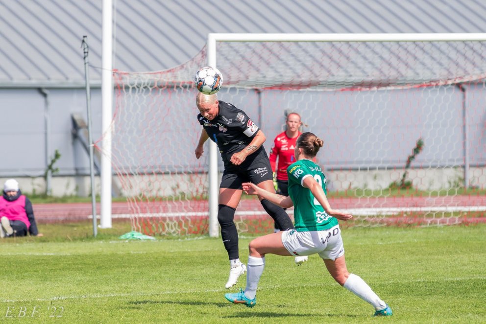 Hulda Björg Hannesdóttir skallar frá markinu. Mynd: Egill Bjarni Friðjónsson