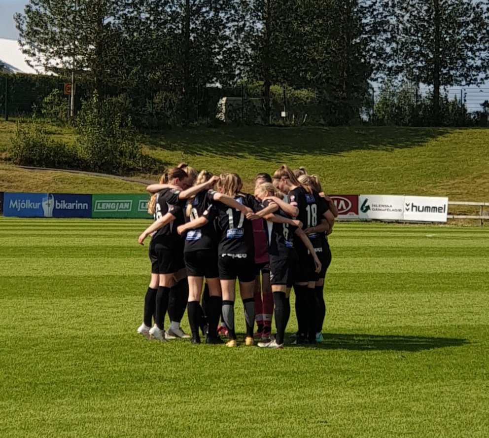 Hamrarnir að stappa í sig stálinu fyrir leik gegn Fjölni í Grafarvoginum í sumar.