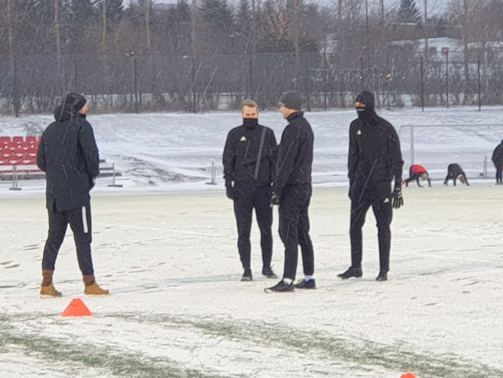 Jón Stefán Jónsson þjálfari ræðir við dómaratríóið fyrir leik.