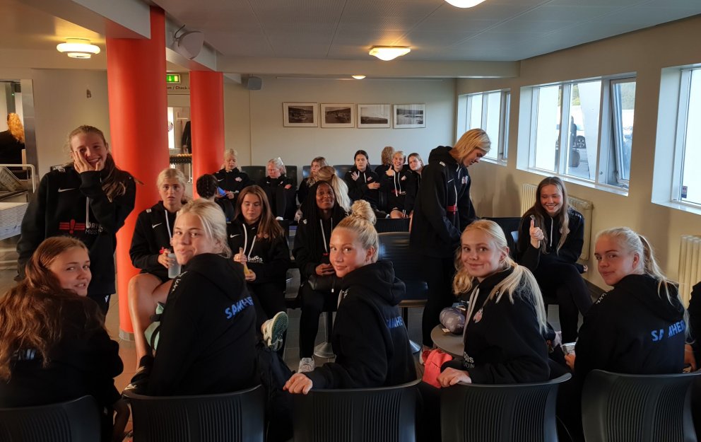 Eftirvæntingin leyndi sér ekki þegar þessi mynd var tekin á sjöunda tímanum í morgun. Allar mættar m…