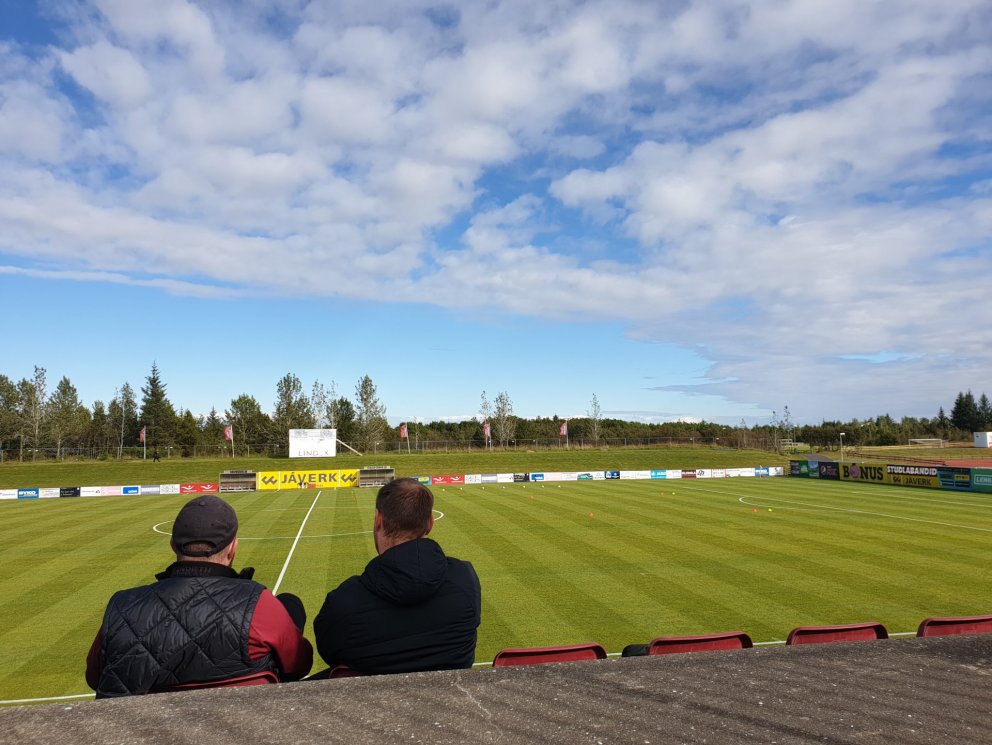 Þjálfarar Þórs/KA, Perry Mclachlan og Jón Stefán Jónsson, ráða ráðum sínum í aðdraganda leiksins.