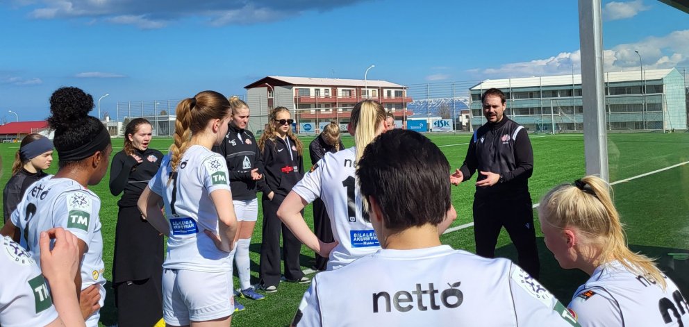 Jóhann Kristinn Gunnarsson, þjálfari Þórs/KA, ræðir við leikmenn í leikhéi í æfingaleik á dögunum.