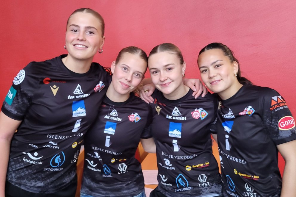 Iðunn Rán, Una Móeiður, Steingerður og Kimberley Dóra að lokinni undirritun.
- - -