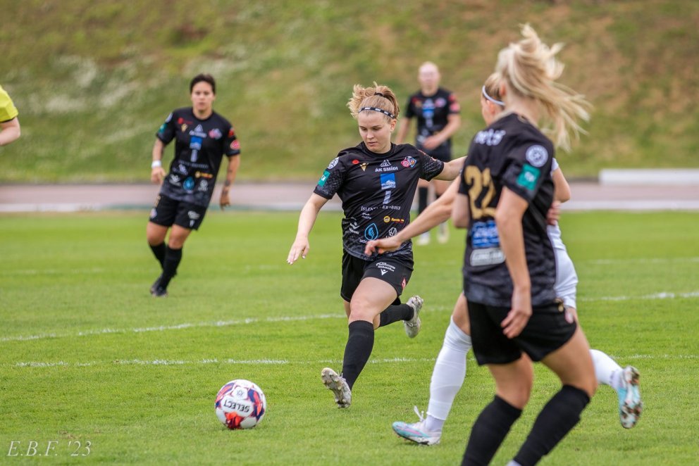 Karen María Sigurgeirsdóttir skoraði frábært mark í kvöld þegar hún jafnaði leikinn í 1-1. Myndin er…