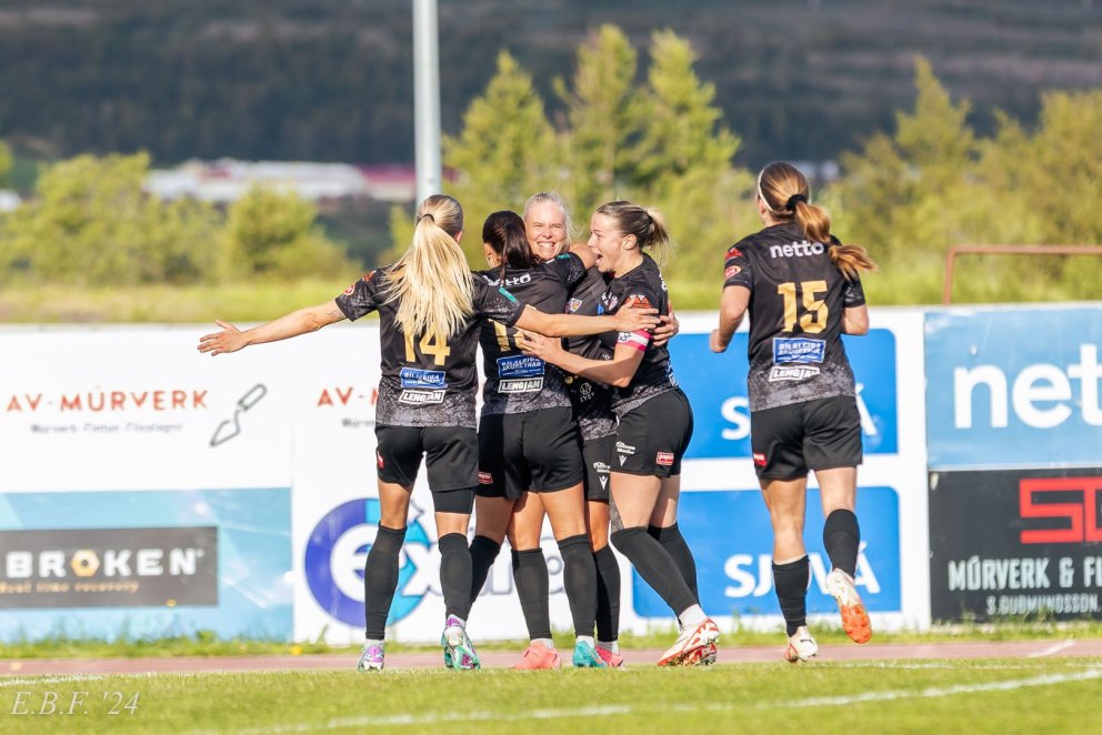 Leikmenn fagna markinu sem Hulda Ósk Jónsdóttir skoraði. Margrét Árnadóttir, Bríet Jóhannsdóttir, Hu…