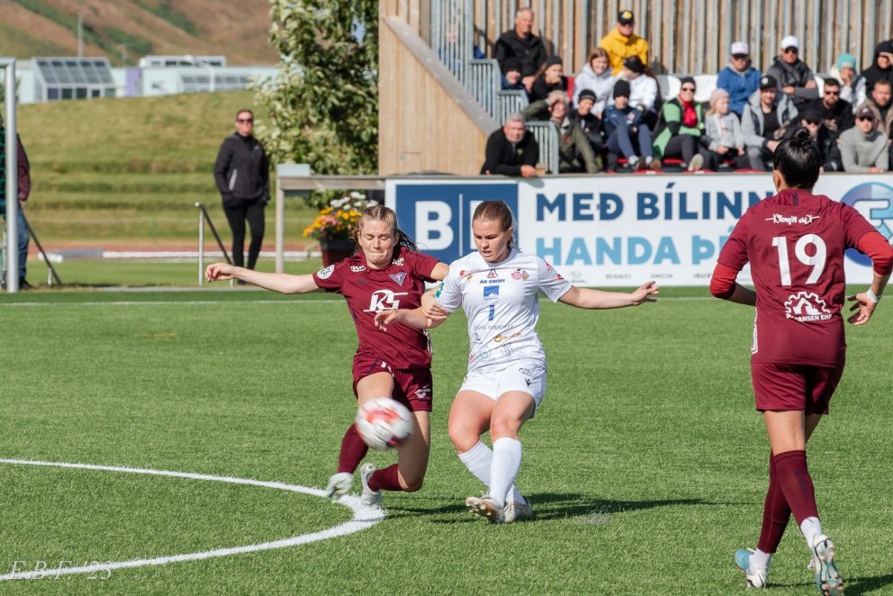 Karen María Sigurgeirsdóttir í baráttu við leikmenn Tindastóls á Sauðárkróksvelli síðastliðið sumar.…