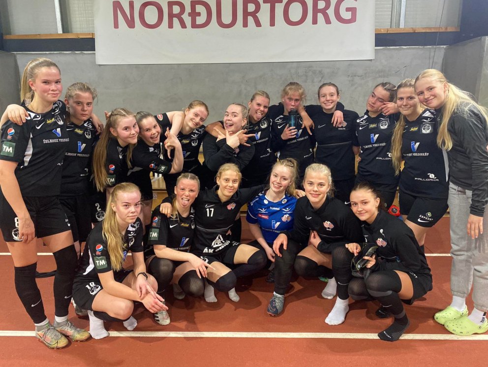 Lið Þórs/KA/Völsungs í 2. flokki að loknum sigreinum í gær.