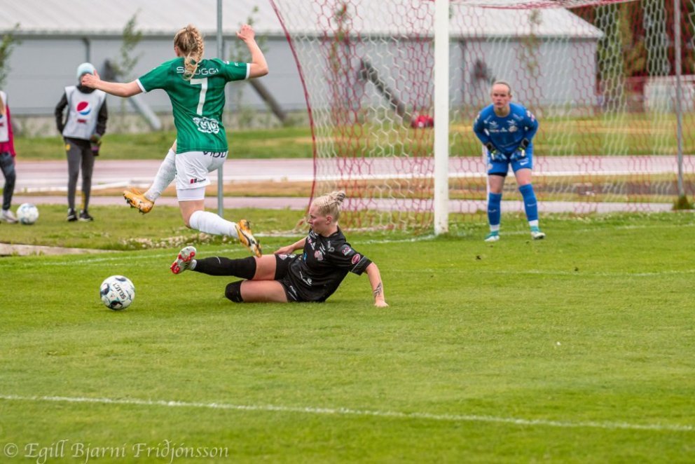 Úr leik liðanna 28. júlí 2021. Hulda Björg í baráttu við Öglu Albertsdóttur, Harpa Jóhannsdóttir fyl…