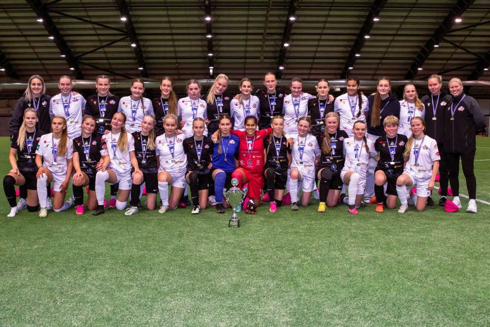 Að verðlaunaafhendingu lokinni var liðunum blandað saman á eina stóra meistaramynd. Ljósmynd: Egill …