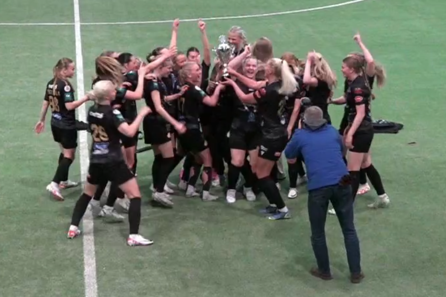 Bikarinn á loft! Skjáskot úr myndbandsupptöku.
- - -