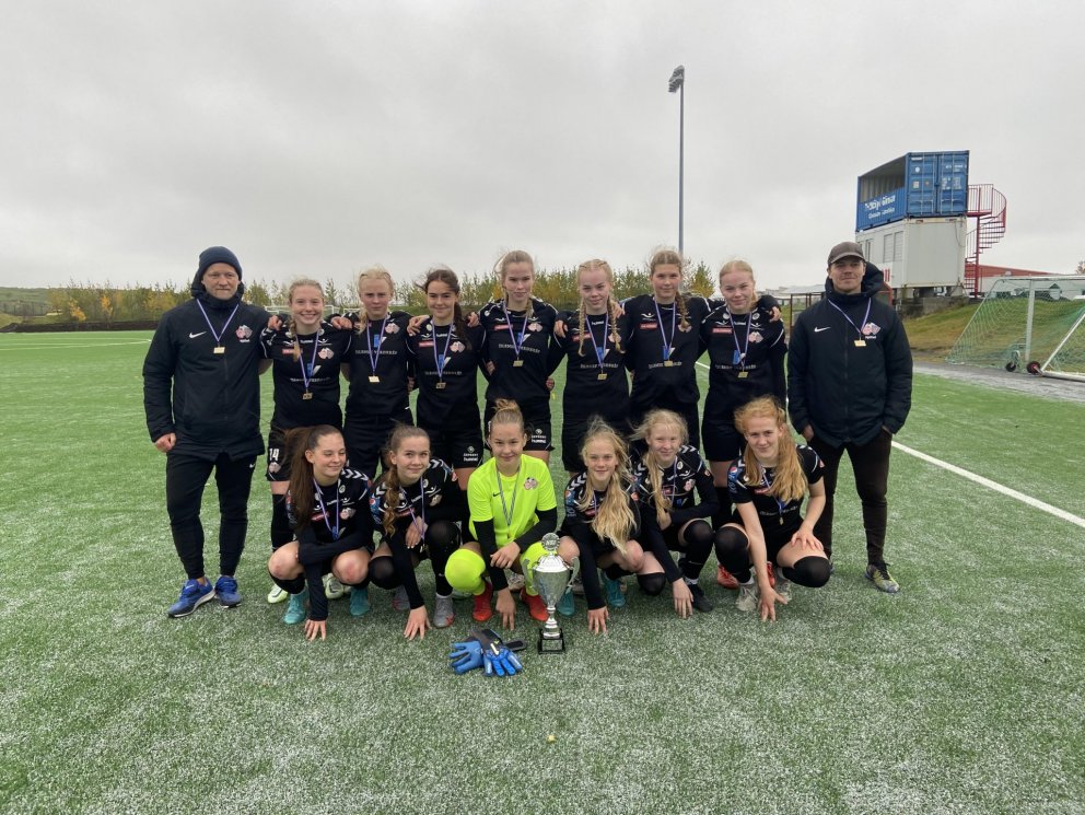 Íslandsmeistararnir að leik loknum í Hafnarfirði í dag. 

Fremri röð frá vinstri: Helga Dís Hafste…