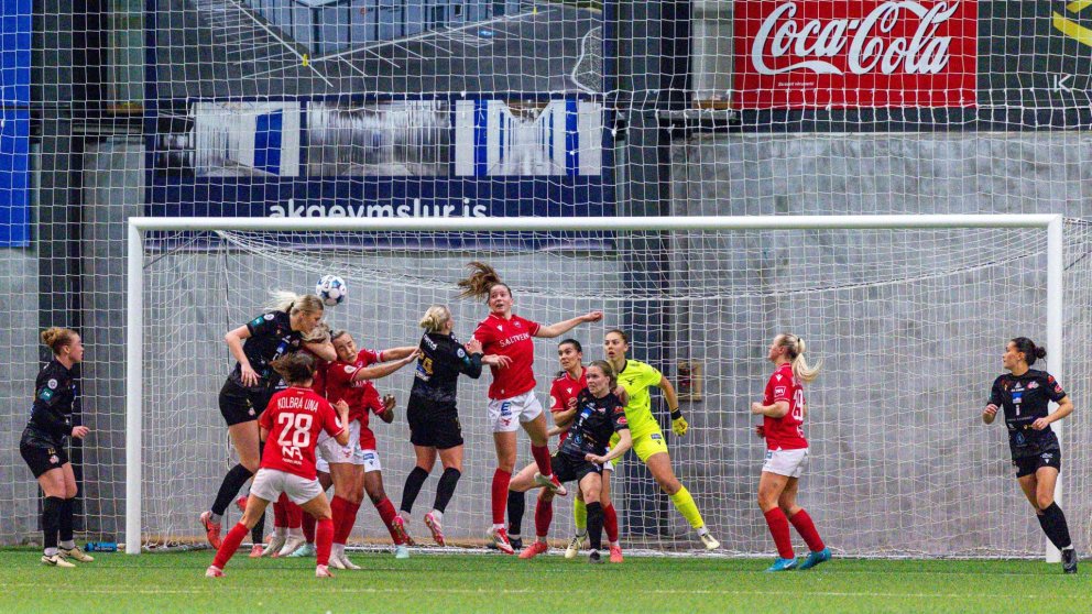 Sonja Björg Sigurðardóttir skallar að marki Vals eftir hornspyrnu frá Karen Maríu Sigurgeirsdóttur u…