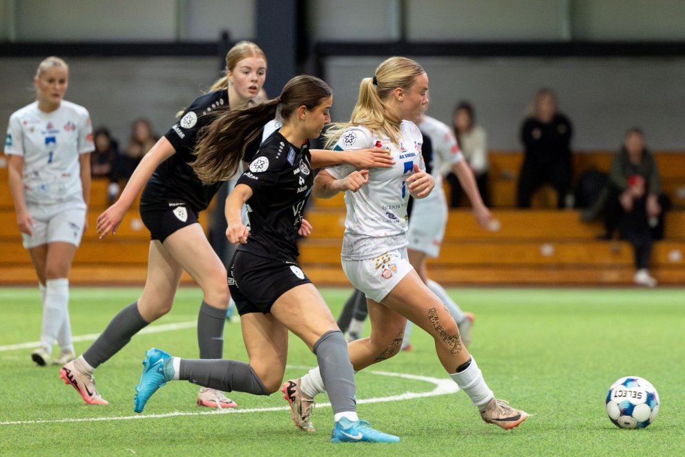 Bríet Fjóla Bjarnadóttir í baráttu við leikmenn FHL. Hún skoraði eina mark Þórs/KA í leiknum. Mynd: …