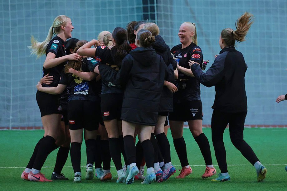 Fagnað í leikslok. Mynd: Skapti Hallgrímsson
- - -