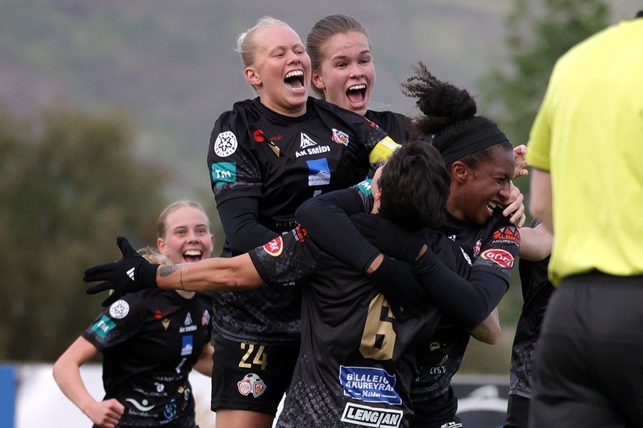 Leikmenn fagna fyrsta marki liðsins þegar Dominique Randle skoraði sitt fyrsta mark fyrir félagið. M…