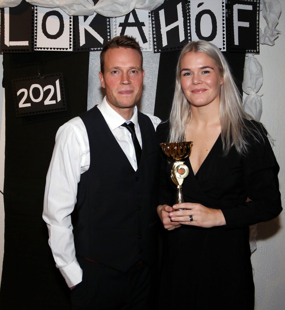 Andri Hjörvar Albertsson þjálfari og Arna Sif Ásgrímsdóttir fyrirliði, besti leikmaður og leikmaður …