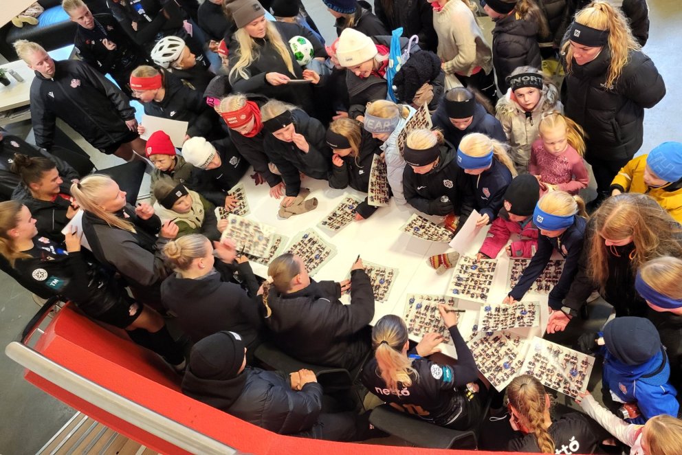 Stelpurnar í Þór/KA létu sig ekki vanta inn í Hamar þar sem ungir aðdáendur biðu eftir því að fá myn…