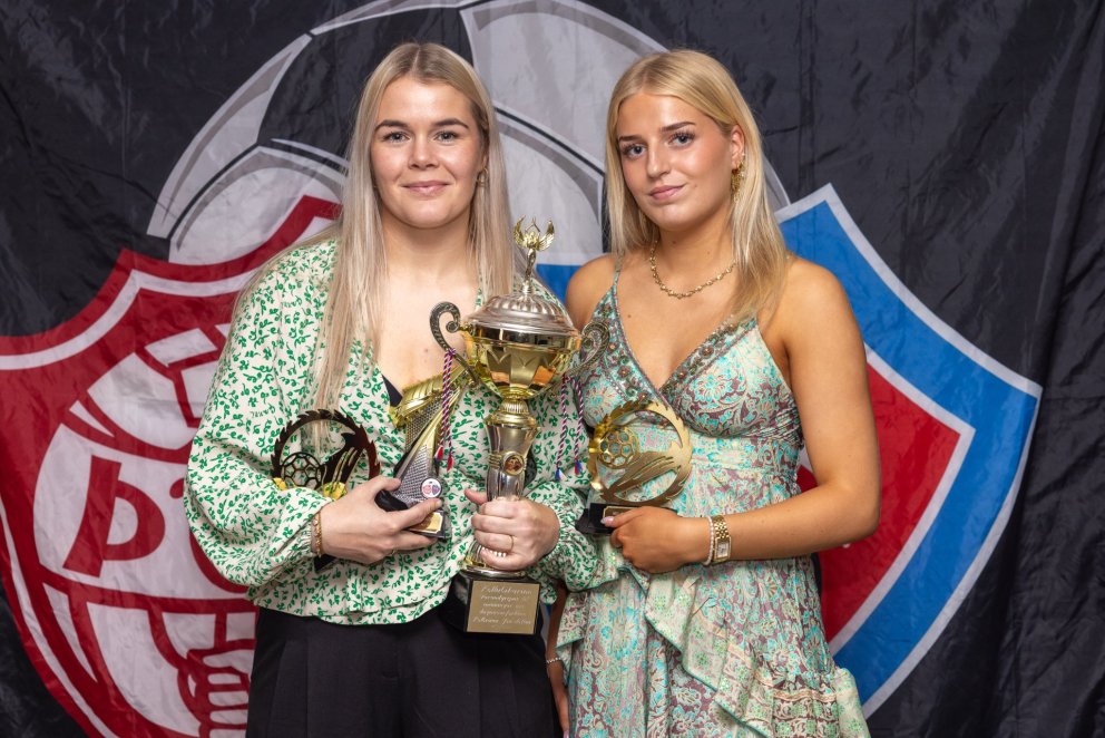 Arna Sif Ágrímsdóttir og Karen Hulda Hrafnsdóttir með verðlaunagripina á lokahófi Þórs/KA í gærkvöld&hellip;