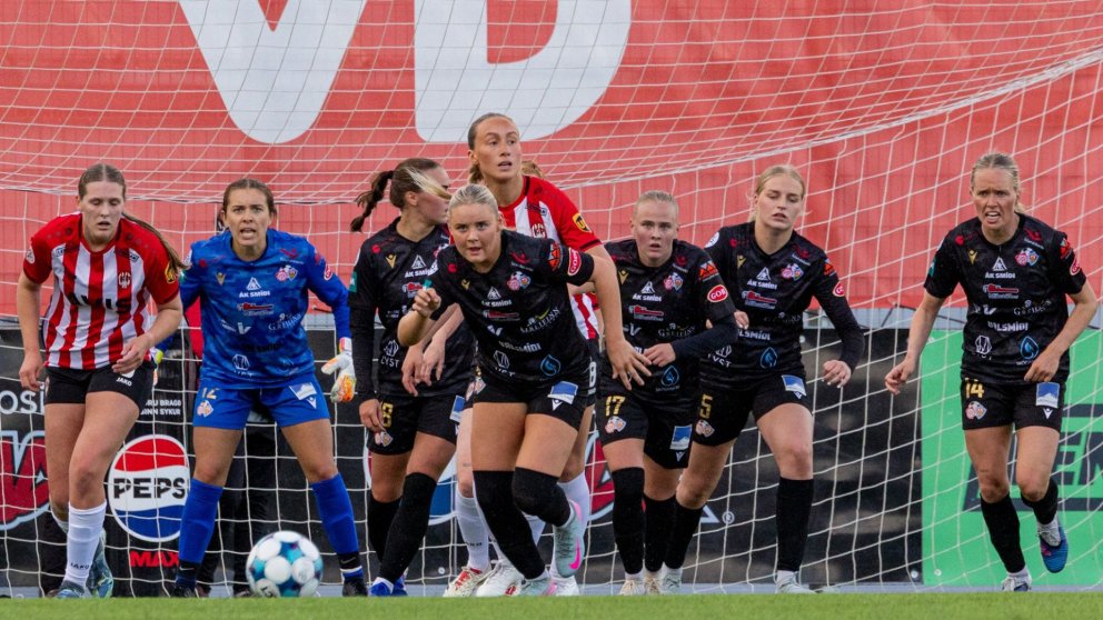 Úr vörn í sókn í fyrri leik liðanna 22. júní. Frá vinstri: Rósey Björgvinsdóttir, Allie Augur, Bríet&hellip;