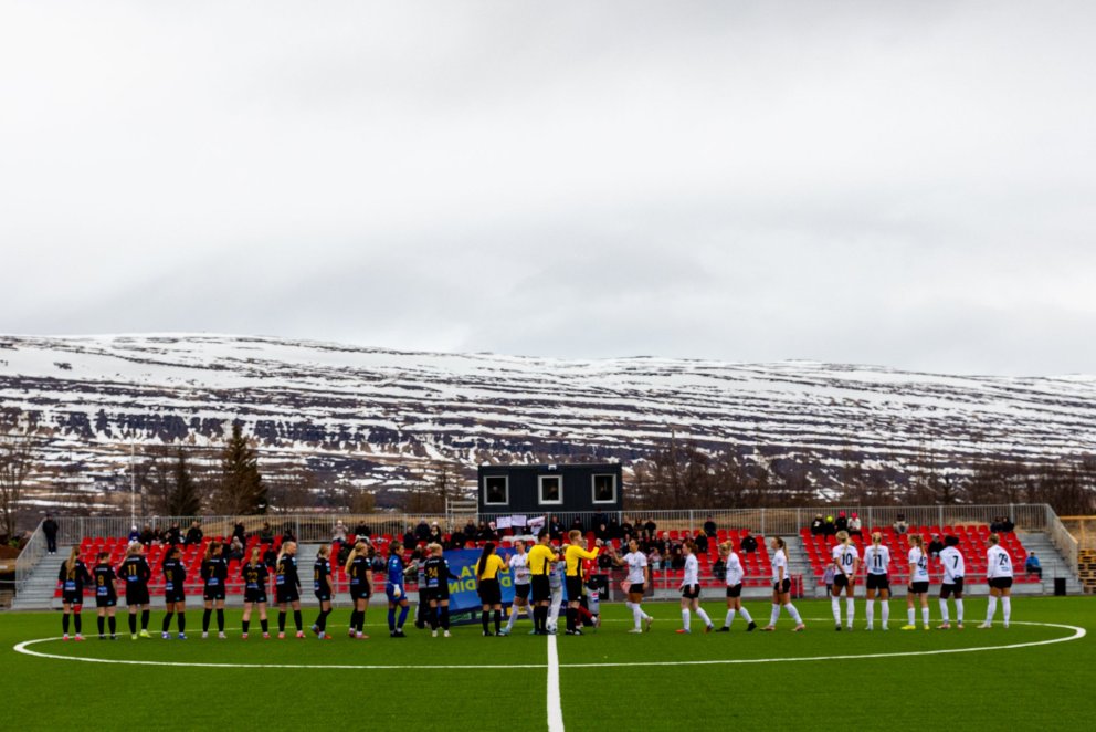 Við upphaf fyrri leiks liðanna í deildinni sem fram fór á Akureyri 25. apríl. Mynd: Ármann Hinrik.