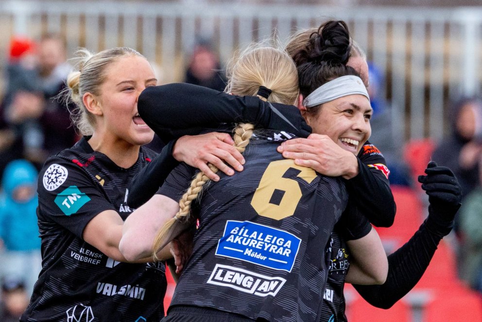 Erin umvafin af liðsfélögunum eftir markið. Birgitta Rún Finnbogadóttir, Hildur Anna Birgisdóttir og&hellip;
