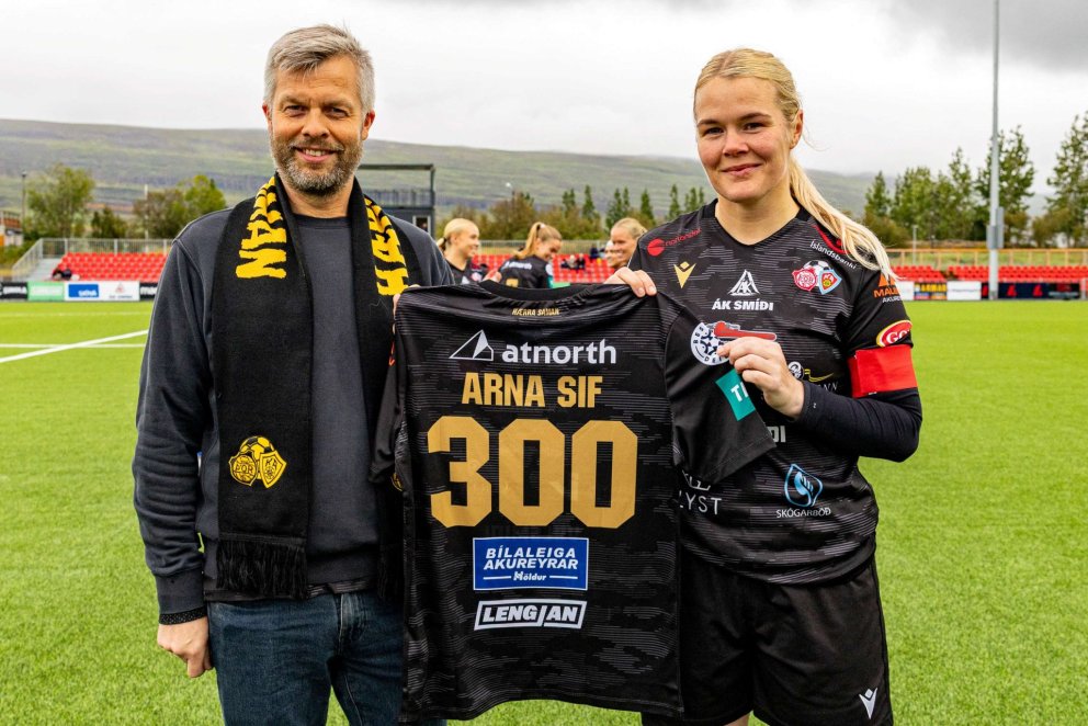 300! Náum við 300 áhorfendum á leikinn á morgun? Birgir Örn Reynisson afhenti Örnu Sif Ásgrímsdóttur&hellip;