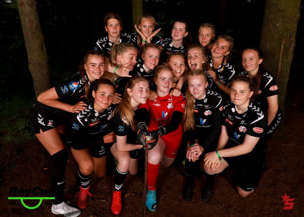 Mynd af vef Rey Cup, B-lið Þórs/KA/Hamranna sem vann til silfurverðlauna á mótinu og er nú komið í u…