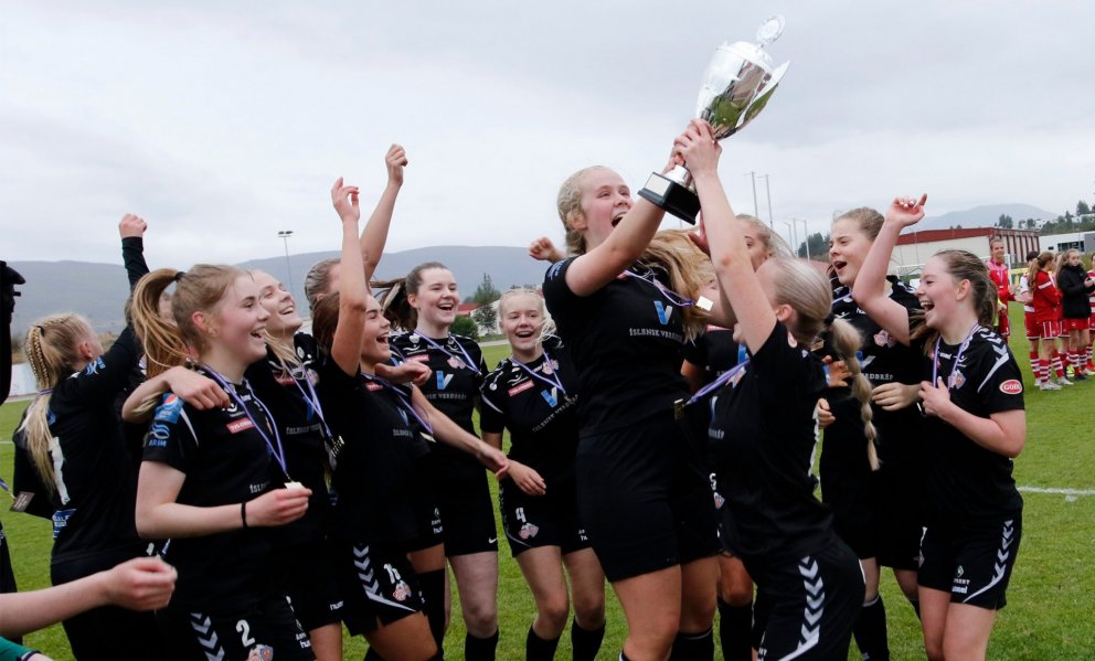 Systurnar og fyrirliðarnir Herdís Agla Víðisdóttir og Sigrún Rósa Víðisdóttir lyfta bikarnum. Myndir…