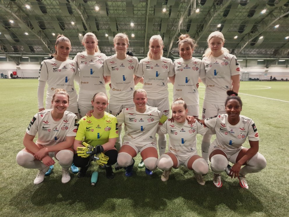 Byrjunarliðið gegn Keflavík. Fremri röð frá vinstri: Brooke Lampe, Harpa Jóhannsdóttir, Hulda Björg …