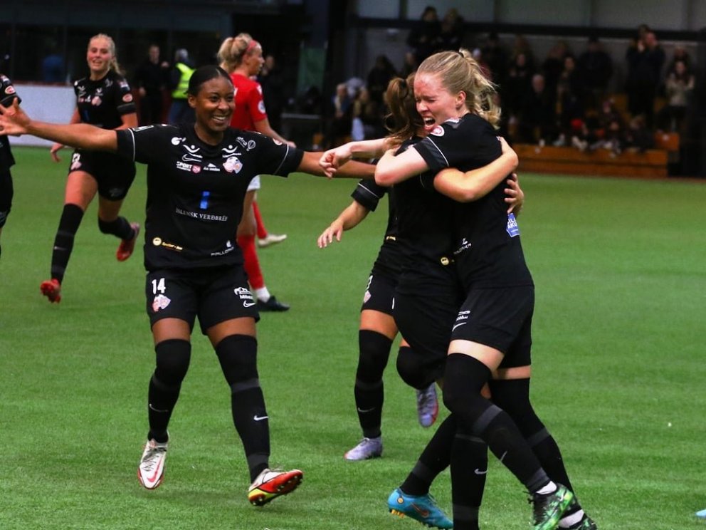 Leikmenn Þórs/KA fagna marki Margrétar Árnadóttur, sem kom Þór/KA aftur í forystu í leiknum gegn Val…