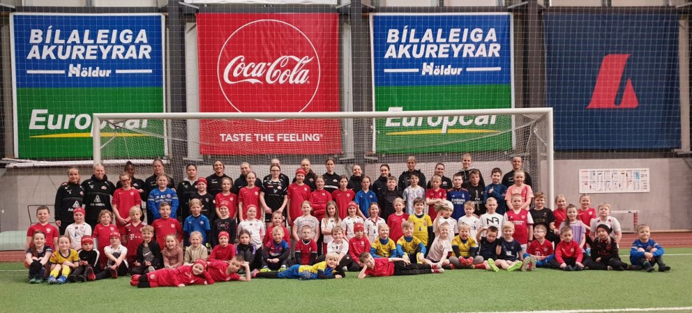 Glaðbeittur hópur í lok fótboltaskólans. Gerum ráð fyrir að mörg af þessum krökkum hafi áhuga á að e…