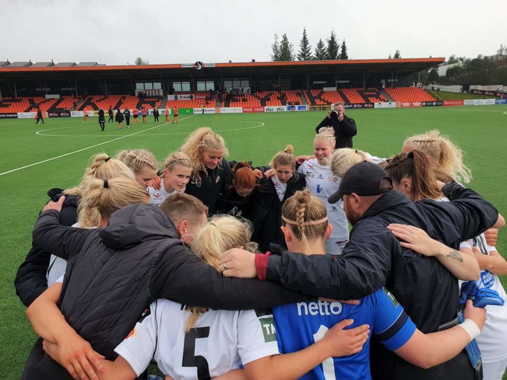 Andri Hjörvar Albertsson þjálfari fer stuttlega yfir leikinn þegar stigin þrjú voru klár.