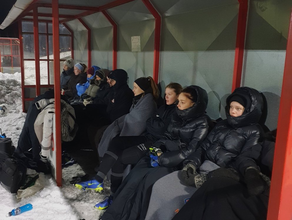 Kalt á bekknum, en Kolluteppin hlýja alltaf, að innan sem utan.